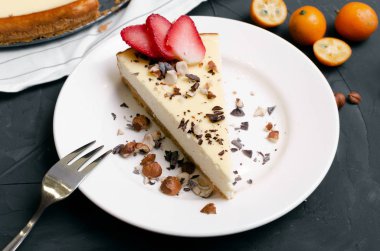 Taze çilekli cheesecake Seçici Odaklanma, Pastanın ön ucuna odaklan