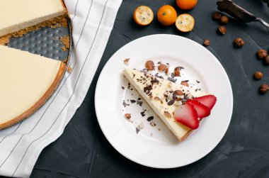 Taze çilekli cheesecake Seçici Odaklanma, Pastanın ön ucuna odaklan