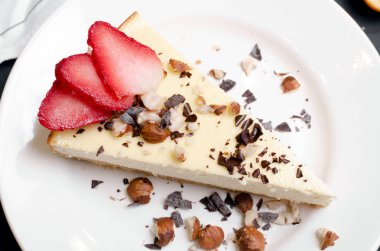 Taze çilekli cheesecake Seçici Odaklanma, Pastanın ön ucuna odaklan