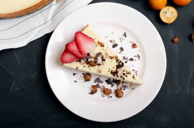 Taze çilekli cheesecake Seçici Odaklanma, Pastanın ön ucuna odaklan
