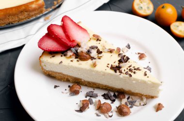 Taze çilekli cheesecake Seçici Odaklanma, Pastanın ön ucuna odaklan