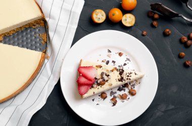 Taze çilekli cheesecake Seçici Odaklanma, Pastanın ön ucuna odaklan