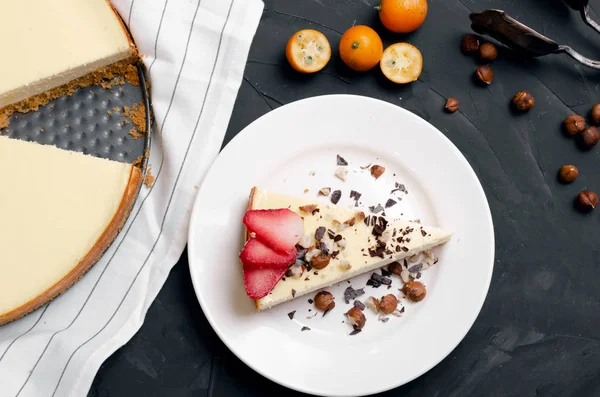 Fraise fraîche gâteau au fromage Focus sélectif, Focus sur le bord supérieur avant du gâteau — Photo