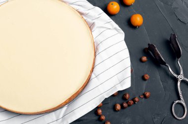 Taze çilekli cheesecake Seçici Odaklanma, Pastanın ön ucuna odaklan