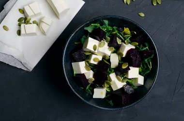 Fındıklı pancar salatası, soğan, pancar yaprağı ve krem peynir.