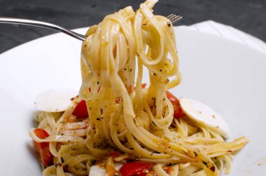 Bir tabakta domates soslu makarna makarna