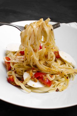 Bir tabakta domates soslu makarna makarna