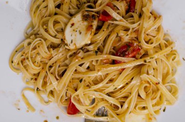 Bir tabakta domates soslu makarna makarna