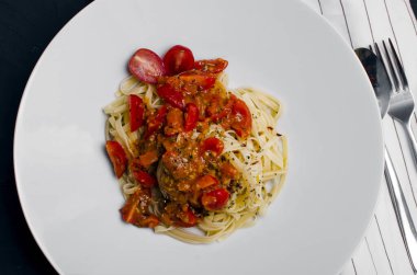 Bir tabakta domates soslu makarna makarna