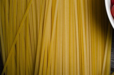 Fındıklı pancar salatası, soğan, pancar yaprağı ve krem peynir.