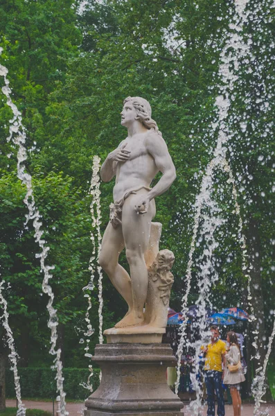 Sankt Petersborg, Rusland - juni, 2016- Peterhof. en springvand statue af en mand - Stock-foto