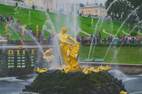 Sankt Petersburg, Rosja-czerwiec, 2016-Peterhof. Fontanna (historia biblijna) Samson łzawienie Lwa usta zbliżenie — Zdjęcie stockowe