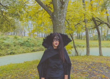 siyah elbise Park güzel kız