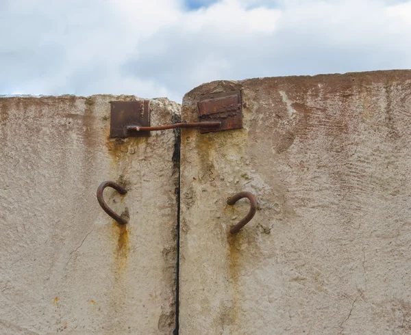 Dinding beton mencuat keluar dari itu engsel berkarat untuk transportasi — Stok Foto
