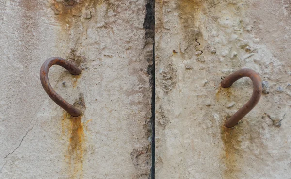 Viejas bisagras oxidadas sobresaliendo y paredes de cemento . — Foto de Stock