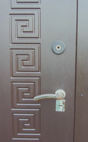 La puerta marrón con asa y cerradura en la figura de lona . — Foto de Stock