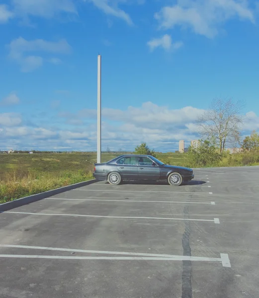 El fondo del cielo es un coche solitario en el estacionamiento . —  Fotos de Stock