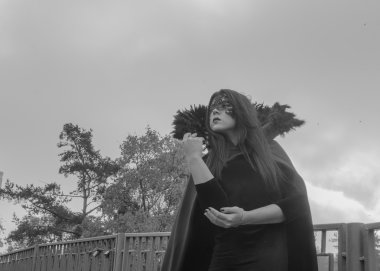  bir elbise ve maske gökyüzü kız güzel Halloween görüntü siyah ve beyaz.