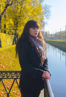  parkta kanalı yakınındaki içeride bir kız siyah bir ceket