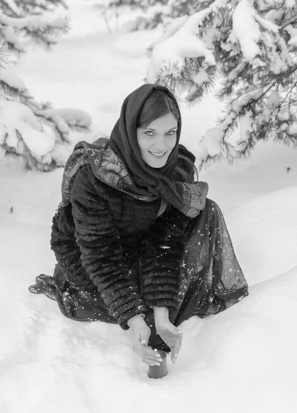 Black and white beautiful girl in a snowy forest with a candle. — Stock Photo, Image