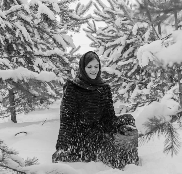 Black and white beautiful girl in the woods throws the snow. — Stock Photo, Image