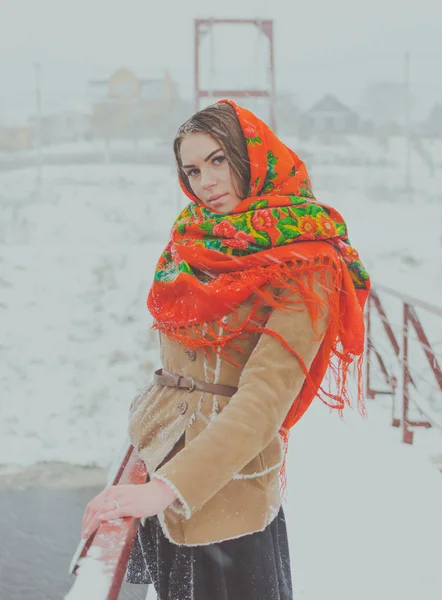 Aggrappati ad una ringhiera sul ponte bellezza russa con gli occhi azzurri — Foto Stock