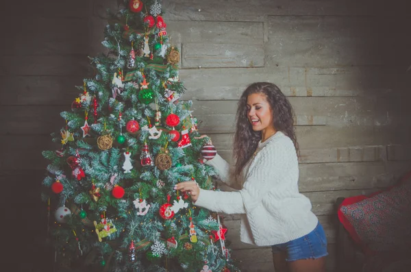 ショート パンツとセーターのクリスマス ツリーの近くで魅力的な女の子. — ストック写真