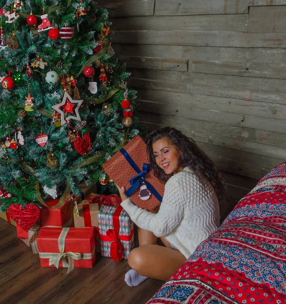 Chica en suéter blanco desempaquetar los regalos feliz . — Foto de Stock