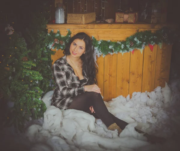 На Різдво в стоїчній дівчині сидить з блакитними очима — стокове фото