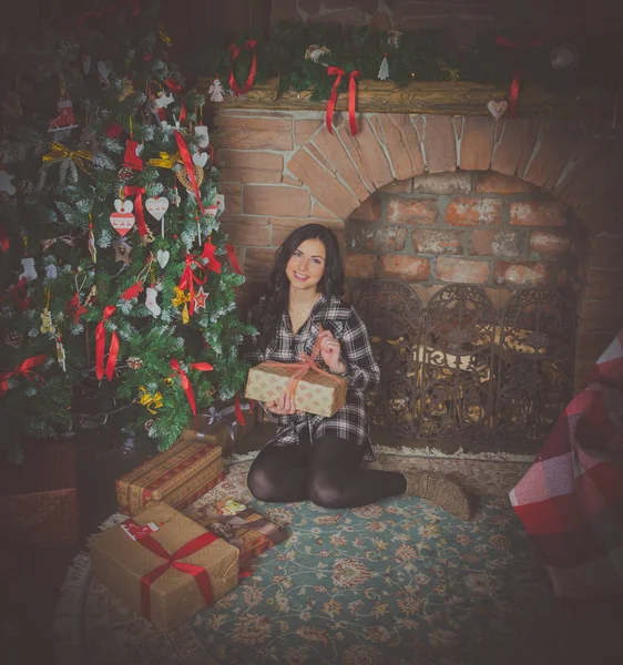Красива дівчина в плетеній сорочці з різдвяними подарунками — стокове фото