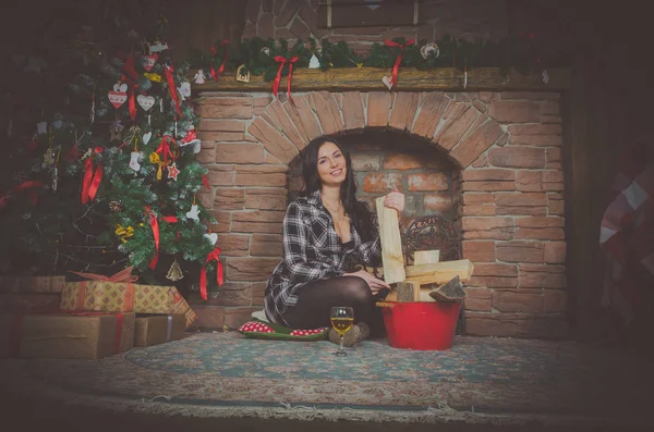 Navidad quiere encender fuego chica con ojos azules y una copa de vino . — Foto de Stock