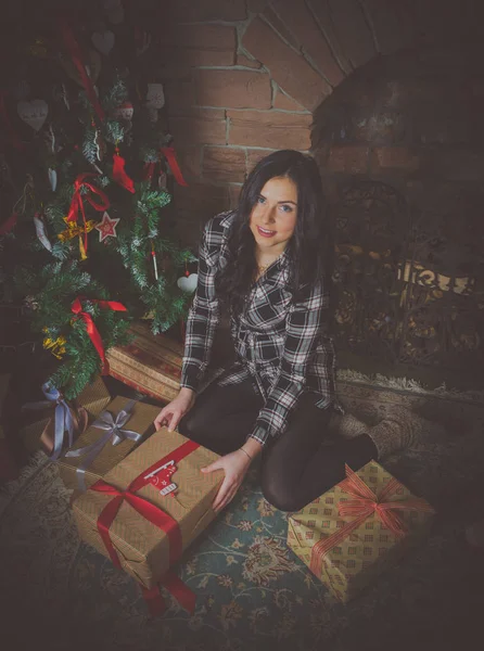 Щаслива дівчина з блакитними очима та різдвяними подарунками . — стокове фото