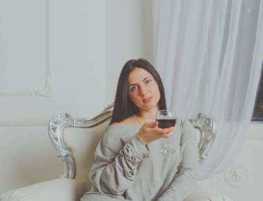  bir kadeh şarap ile bir t-shirt, güzel bir kızı yakın çekim