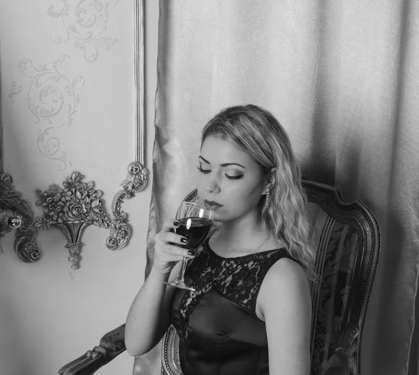 Svart och vit saftig tjej med ett glas vin — Stockfoto