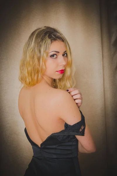 I afton klänning en attraktiv tjej med en öppen rygg — Stockfoto