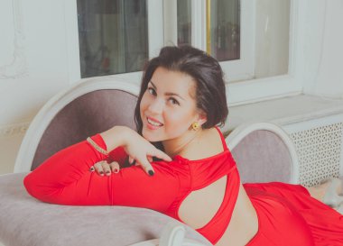 kanepede kırmızı elbise yakın çekim güzel kız