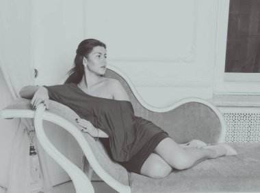 siyah ve beyaz ve kanepede elbiseli güzel kız