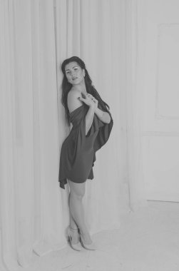  siyah ve beyaz. Bordo elbiseli güzel kız poz pencere.