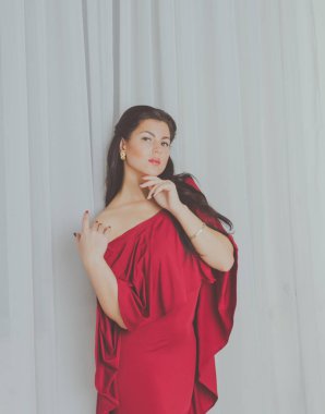 pencerenin bordo elbise güzel bir kızdır