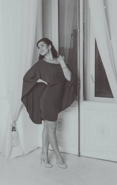  siyah ve beyaz elbiseli güzel kız poz pencere yakınındaki