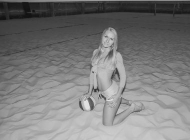 Spor kız, siyah ve beyaz alan üzerinde poz