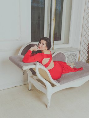  ilginç kız kanepede Kırmızı elbiseli