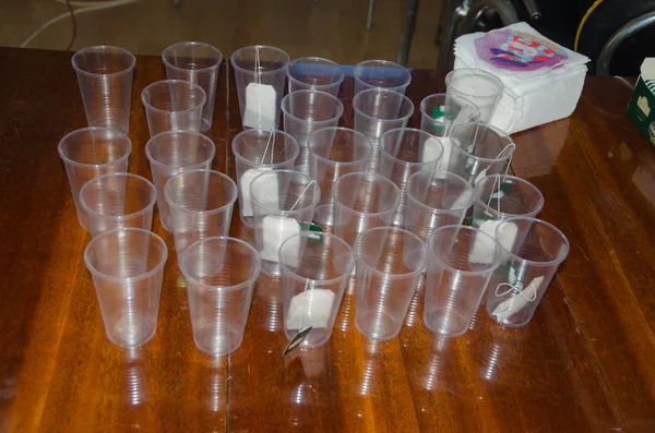 Tazas de té de plástico en la mesa . — Foto de Stock