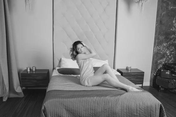 Casa sozinho na cama menina sexy, preto branco . — Fotografia de Stock