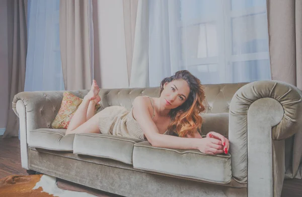 Одна сексуальная девушка в гостиничном номере на кровати — стоковое фото