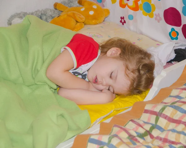 Menina 4 anos dormindo no berço — Fotografia de Stock