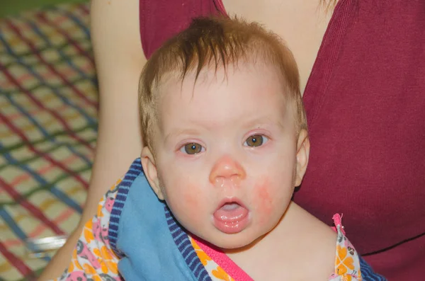Baby snot kijkt in de camera — Stockfoto