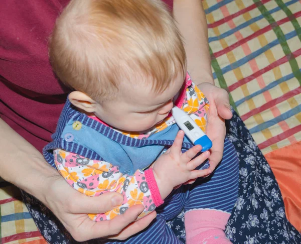 Zieke baby moeder met een thermometer. — Stockfoto