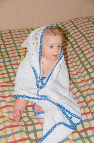 O bebê está envolvido em uma toalha — Fotografia de Stock