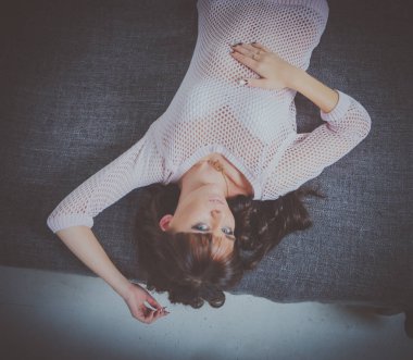  başındaki yatak ellerinde yalan mavi gözlü seksi kız